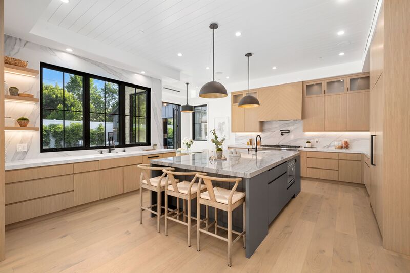 cocina en tonos beige y blanco con mesa en madera