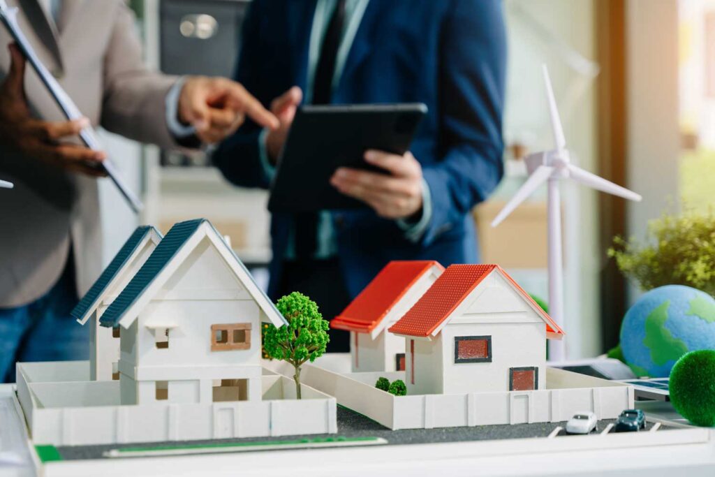 personas cerrando un negocio de venta de casas