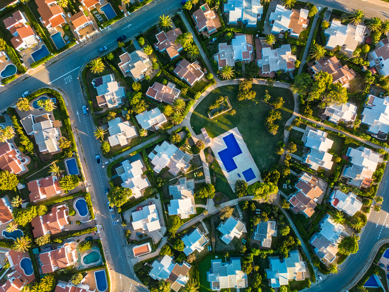 grupo de casa fotografiadas desde el cielo con un drone